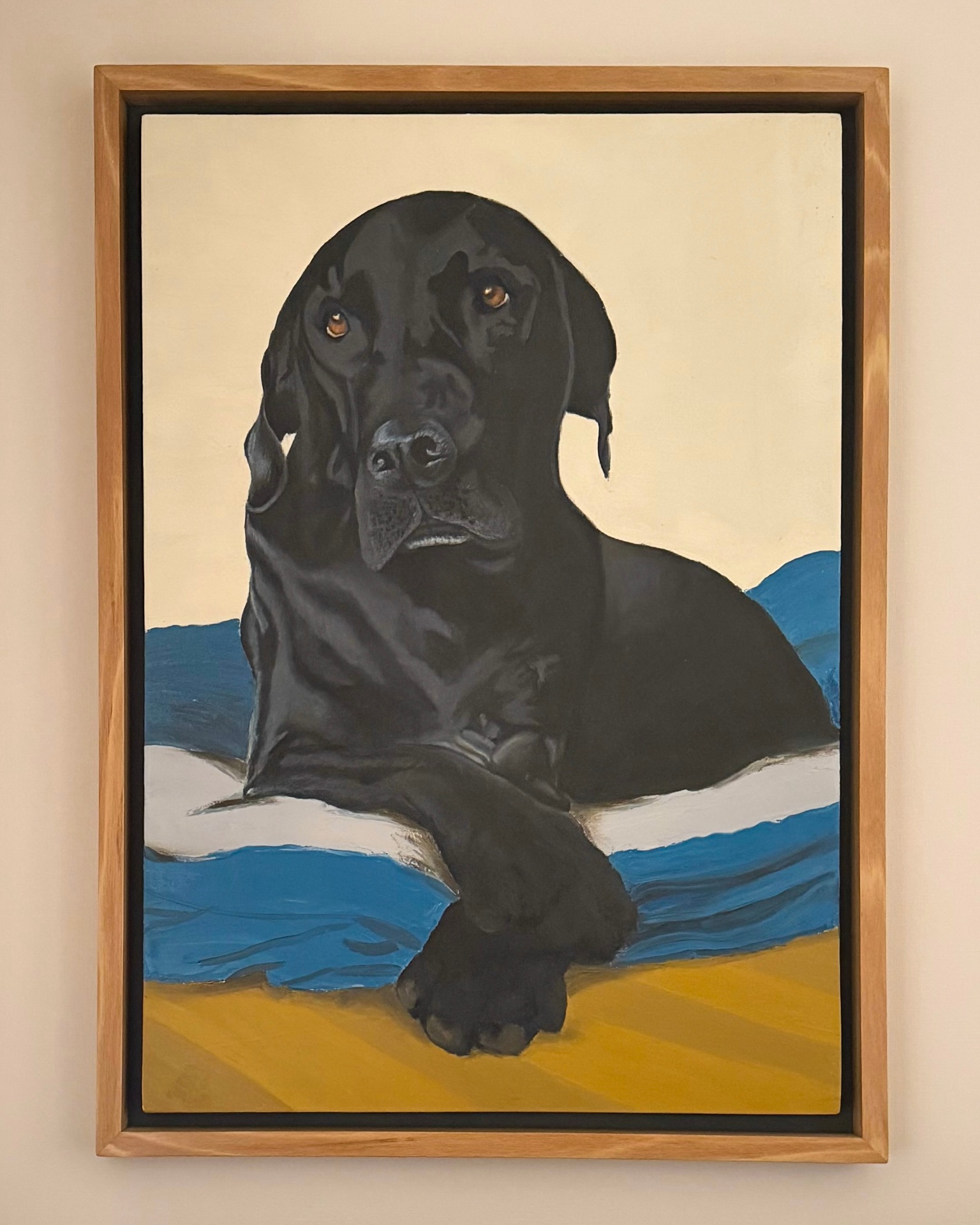 Retrato al óleo de un labrador negro sobre cojines azules
